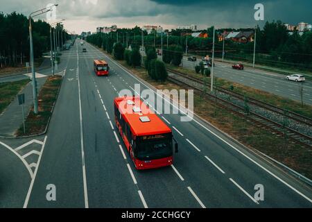 Due autobus rossi su una strada vuota in Kazan. Sistema di trasporto urbano Kazan Foto Stock