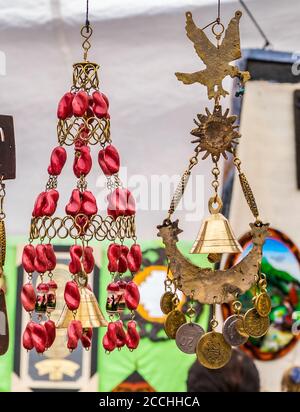 Bella ornazione peruviana tradizionale degli antichi Incas . E' realizzato da artisti moderni. Nel mercato artigianale di Pisac, vicino a Cusco, Perù Foto Stock