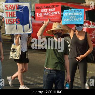 Hollywood, California, Stati Uniti. 22 agosto 2020. Gli attivisti si radunano per salvare l'ufficio postale da (presidente Trump) e dichiarano che il generale del Postmaster Lous DeJoy deve dimettersi presso il Sunset Post Office nella sezione Hollywood di Los Angeles sabato 22 agosto 2020. DeJoy, che è diventato postmaster generale 16 giugno, è stato accusato di manomettere il servizio postale della nazione vietando gli straordinari, rimuovendo le attrezzature di smistamento della posta e proibendo viaggi extra da parte dei lavoratori postali per raccogliere la posta e pacchi che arrivano più tardi nella giornata per tagliare i costi. Credit: UPI/Alamy Live News Foto Stock