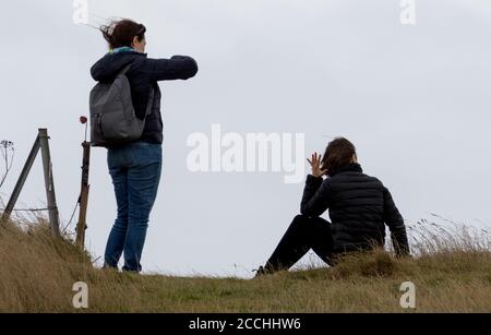 Beachy Head, Eastbourne, East Sussex, Regno Unito. 22 agosto 2020. Nonostante i forti venti raffrontati mentre la coda della tempesta Ellen passa attraverso il sud del Regno Unito la gente corre dei rischi vicino alle fragili scogliere sul bordo della costa meridionale del luogo di bellezza Credit: Alan Fraser/Alamy Live News Foto Stock