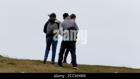 Beachy Head, Eastbourne, East Sussex, Regno Unito. 22 agosto 2020. Nonostante i forti venti raffrontati mentre la coda della tempesta Ellen passa attraverso il sud del Regno Unito la gente corre dei rischi vicino alle fragili scogliere sul bordo della costa meridionale del luogo di bellezza Credit: Alan Fraser/Alamy Live News Foto Stock