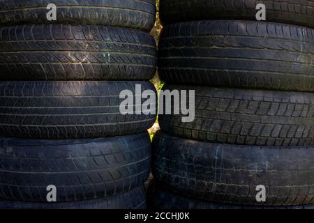 Primo piano dei vecchi pneumatici per auto usate. Fondo pneumatici auto usate. Foto Stock