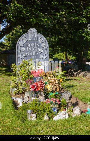 Lapide sulla tomba della canzone di Robin Hugh Gibb Scrittore con i Beé Gees nella Chiesa di Santa Maria Thame Oxfordshire Foto Stock