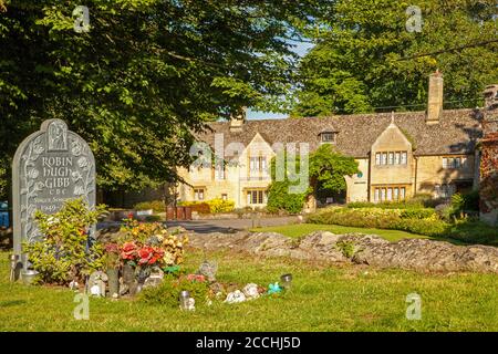 Tomba di Robin Hugh Gibb cantante canzone scrittore con il Bee Gees nella chiesa di St Mary Thame Oxfordshire la sua famiglia home il Prebendal sullo sfondo Foto Stock