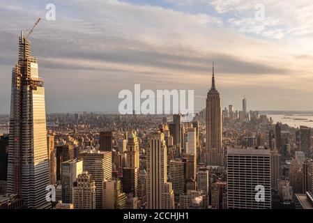 La luce dell'ora d'oro si riflette nei grattacieli del centro di Manhattan Foto Stock