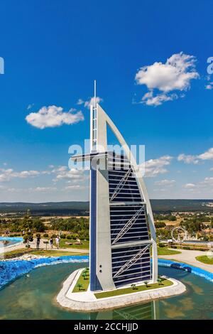 Krajno-Zagorze, Polonia - 14 agosto 2020. La miniatura del Burj al Arab Hotel nel Parco dei Divertimenti e delle Miniature di Sabat Krajno Foto Stock