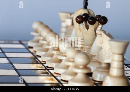 Pezzi di scacchi bianchi disposti sulla scacchiera prima dell'inizio azione di gioco come esercito prima della guerra Foto Stock
