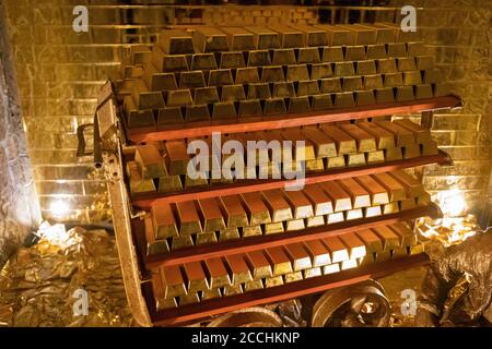 pile di barre d'oro in deposito in una volta di banca Foto Stock