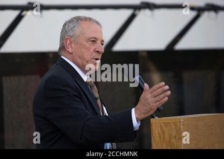 Jan Scruggs, fondatore e presidente emerito del Vietnam Veterans Memorial Fund, riconosce i contributi dei veterani della guerra del Vietnam in una cerimonia fuori della LBJ Presidential Library 27 aprile 2016 ad Austin, Texas. Foto Stock