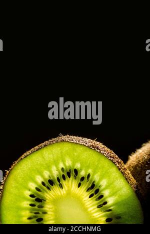 Kiwi frutta su sfondo nero Foto Stock