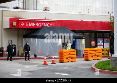 2020: Henry Mayo Newhall Hospital accesso di emergenza screening Coronavirus COVID-19 pazienti. Santa Clarita, California Stati Uniti Foto Stock