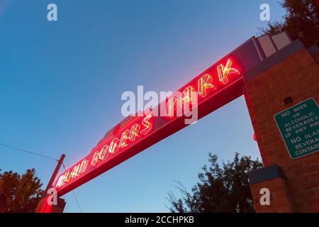 Clinton USA - Settembre 10 2015; cartello Art deco McLain Rogers Park illuminato di rosso luminoso di notte all'ingresso Foto Stock