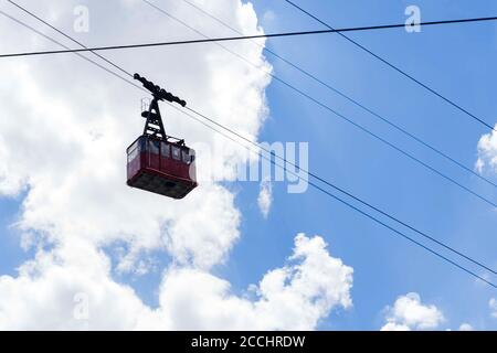 Cabina di funivia in una giornata di sole contro il blu cielo Foto Stock