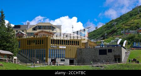 Hotel e Ristorante sul Lago di Truebsee su Titlis in Svizzera - ALPI SVIZZERE, SVIZZERA - 15 AGOSTO 2020 Foto Stock