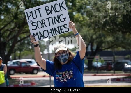 Dallas, Texas, Stati Uniti. 22 agosto 2020. I vicini nell'area di Lakewood, nella zona est di Dallas, Texas, si sono riuniti per mostrare il sostegno ai lavoratori postali il sabato mattina. Hanno consegnato una carta di ringraziamento firmata da centinaia di vicini ai gestori della Lakewood Station, 75214. Credit: AVI Adelman/ZUMA Wire/Alamy Live News Foto Stock