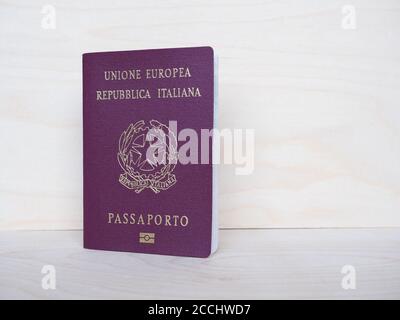 ROMA, ITALIA - CIRCA AGOSTO 2020: Documento d'identità con passaporto italiano con chip elettronico dall'Italia, Europa Foto Stock