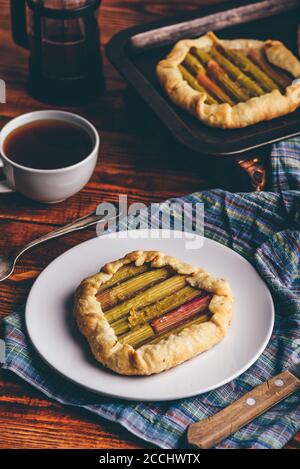 Mini galette di rabarbaro su piastra bianca Foto Stock