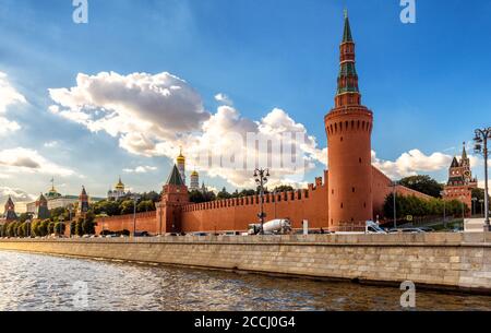 Cremlino di Mosca in estate, Russia. E' la principale attrazione turistica di Mosca. Vista del vecchio e famoso Cremlino di Mosca e dell'argine sul fiume Moskva. Terra urbana Foto Stock