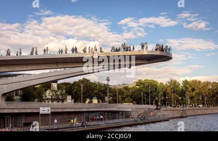 Mosca - 21 agosto 2020: Ponte galleggiante sopra il fiume Moskva nel Parco Zaryadye, Mosca, Russia. Zaryadye è una nuova attrazione turistica di Mosca. Vista fantastica Foto Stock