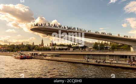 Mosca - 21 agosto 2020: Ponte galleggiante nel Parco Zaryadye vicino al Cremlino di Mosca, Russia. Zaryadye è una delle principali attrazioni turistiche di Mosca. Vi incredibile Foto Stock