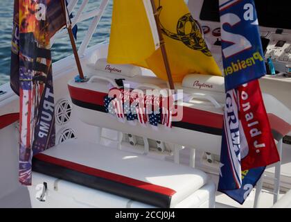 Weirs Beach, New Hampshire, Stati Uniti 21 agosto 2020. Un Trump Boat Parade si è tenuto sul lago Winnipesaukee a Weirs Beach, New Hampshire questo Sabato 22 agosto. Circa 200 barche sono sfilate sul lago a sostegno del presidente Trump per la sua prossima rielezione. Le barche sono state adornate con bandiere e cartelli. Questa è la maggior parte delle barche che il lago ha visto in una volta. Credit: Alison Dinner/ZUMA Wire/Alamy Live News Foto Stock