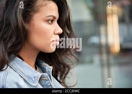 Giovane donna afro-americana fiduciosa che guarda avanti sulla strada urbana. Foto Stock