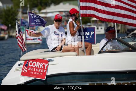 Weirs Beach, New Hampshire, Stati Uniti 22 agosto 2020. Un Trump Boat Parade si è tenuto sul lago Winnipesaukee a Weirs Beach, New Hampshire questo Sabato 22 agosto. Circa 200 barche sono sfilate sul lago a sostegno del presidente Trump per la sua prossima rielezione. Le barche sono state adornate con bandiere e cartelli. Questa è la maggior parte delle barche che il lago ha visto in un tempo.molte persone non hanno indossato maschere per la prevenzione di COVID-19, Corona Virus. Credit: Alison Dinner/ZUMA Wire/Alamy Live News Foto Stock