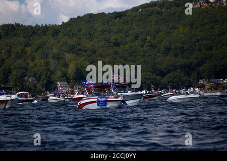 Weirs Beach, New Hampshire, Stati Uniti 22 agosto 2020. Un Trump Boat Parade si è tenuto sul lago Winnipesaukee a Weirs Beach, New Hampshire questo Sabato 22 agosto. Circa 200 barche sono sfilate sul lago a sostegno del presidente Trump per la sua prossima rielezione. Le barche sono state adornate con bandiere e cartelli. Questa è la maggior parte delle barche che il lago ha visto in un tempo.molte persone non hanno indossato maschere per la prevenzione di COVID-19, Corona Virus. Credit: Alison Dinner/ZUMA Wire/Alamy Live News Foto Stock