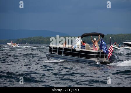 Weirs Beach, New Hampshire, Stati Uniti 22 agosto 2020. Un Trump Boat Parade si è tenuto sul lago Winnipesaukee a Weirs Beach, New Hampshire questo Sabato 22 agosto. Circa 200 barche sono sfilate sul lago a sostegno del presidente Trump per la sua prossima rielezione. Le barche sono state adornate con bandiere e cartelli. Questa è la maggior parte delle barche che il lago ha visto in un tempo.molte persone non hanno indossato maschere per la prevenzione di COVID-19, Corona Virus. Credit: Alison Dinner/ZUMA Wire/Alamy Live News Foto Stock