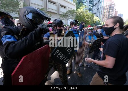 STATI UNITI. 22 agosto 2020. Il 22 agosto 2020, un sostenitore della Black Lives Matter affronta i sostenitori di Trump nella strada fuori dal Justice Center di Portland, Ore. (Foto di Alex Milan Tracy/Sipa USA) Credit: Sipa USA/Alamy Live News Foto Stock