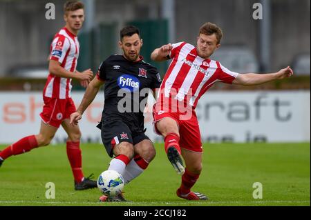 Sligo, Irlanda. 22 agosto 2020. Patrick Hoban di Dundalk combatte per la palla con David Cawley di Sligo durante la partita SSE Airtricity Premier Division tra Sligo Rovers e Dundalk FC allo Showgrounds di Sligo, Irlanda il 22 agosto 2020 (Foto di Andrew SURMA/SIPA USA) Credit: Sipa USA/Alamy Live News Foto Stock