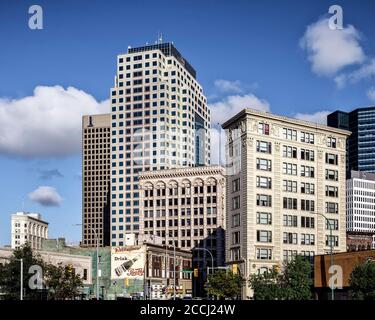 Architettura contrastante dallo storico quartiere degli scambi, Winnipeg, Manitoba, Canada Foto Stock