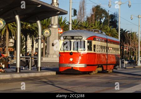 San Francisco, California, Stati Uniti. Auto elettrica d'epoca che si avvicina alla fermata del Ferry Building. Foto Stock