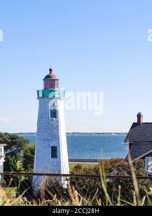 Paesaggio e mare di un faro in una giornata di sole Foto Stock