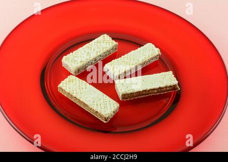 Biscotti di wafer ricoperti di cioccolato bianco con crema di cacao rossa lastra di vetro Foto Stock