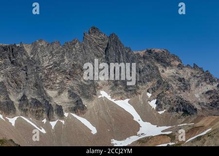 Gilbert Peak sorge sopra il bacino del Cispus nella Goat Rocks Wilderness, Gifford Pinchot National Forest, Washington state, USA Foto Stock