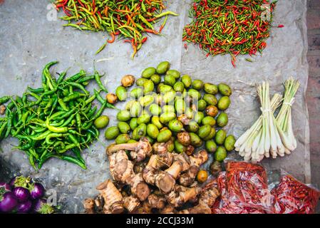 Prodotti freschi al mercato mattutino in Luang Prabang Foto Stock