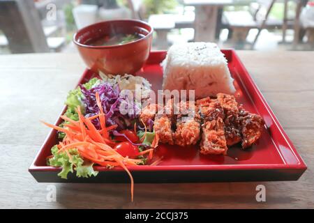 Riso condito con maiale fritto o Tonkatsu, cibo giapponese Foto Stock