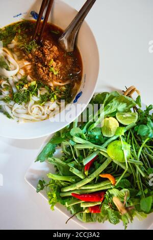 Khao Soy nel mercato mattutino di Luang Prabang, un popolare piatto per la colazione di Lao Foto Stock