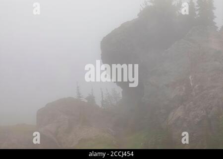 Formazioni rocciose lungo il Pacific Crest Trail nella Goat Rocks Wilderness, Gifford Pinchot National Forest, Washington state, USA Foto Stock