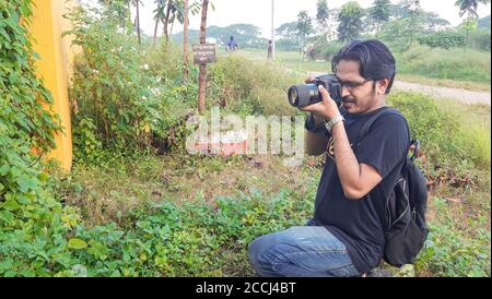 28 luglio 2020, Dhaka, Bangladesh . Ragazzo fotografo . Ragazzo scattando fotografie con la sua Canon Camera . Foto Stock