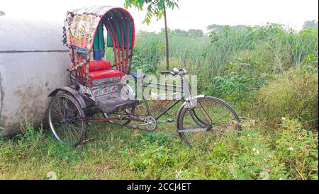 Il rickshaw del ciclo è un piccolo trasporto. I rickshaws del ciclo sono umano-motorizzati pedalando Foto Stock