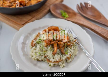 Risotto fatto in casa con funghi e erbe Foto Stock