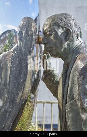 Dettaglio DI una vista privata di Kevin Atherton, una scultura che si affaccia sulla baia di Cardiff, Galles del Sud Foto Stock