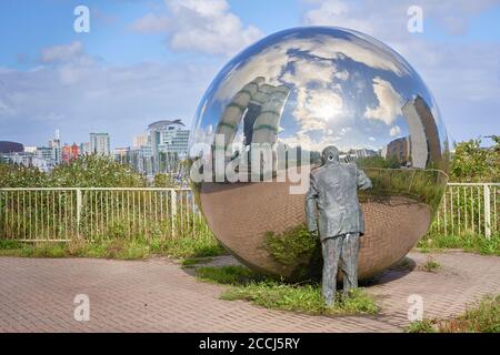 Una vista privata di Kevin Atherton, una scultura che si affaccia sulla baia di Cardiff, nel Galles del Sud Foto Stock