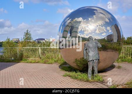 Una vista privata di Kevin Atherton, una scultura che si affaccia sulla baia di Cardiff, nel Galles del Sud Foto Stock