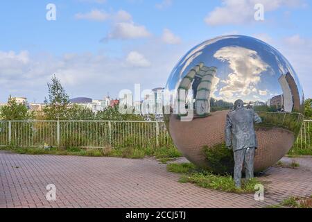 Una vista privata di Kevin Atherton, una scultura che si affaccia sulla baia di Cardiff, nel Galles del Sud Foto Stock