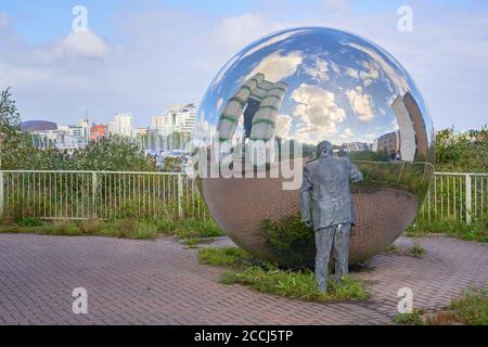 Una vista privata di Kevin Atherton, una scultura che si affaccia sulla baia di Cardiff, nel Galles del Sud Foto Stock