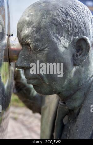 Dettaglio DI una vista privata di Kevin Atherton, una scultura che si affaccia sulla baia di Cardiff, Galles del Sud Foto Stock