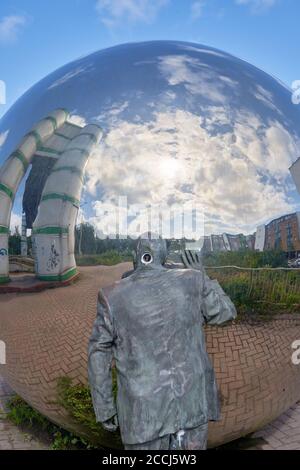 Una vista privata di Kevin Atherton, una scultura che si affaccia sulla baia di Cardiff, nel Galles del Sud Foto Stock